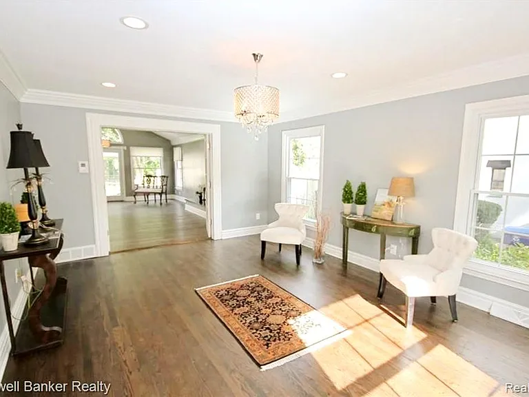 669 Mohegan St — Photo 10