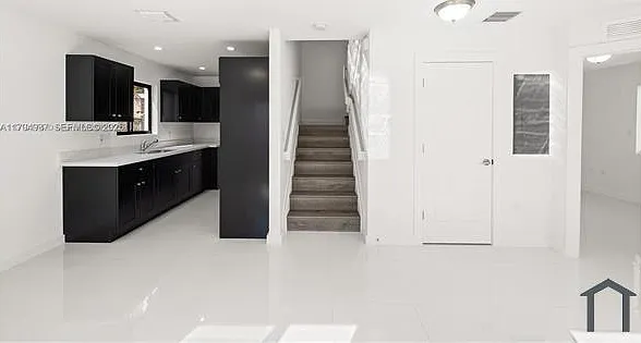 3 bed, 1188 sqft, $3,100 — Photo 3