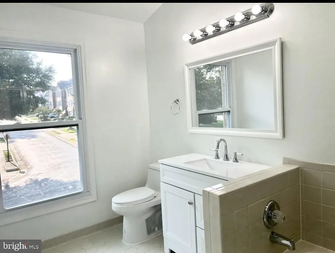 3 bed, 3.5 bath, 1716 sqft, $3,400 — Photo 4