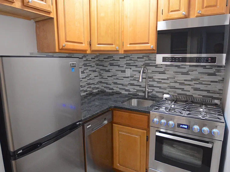 315 W 29th St #1B — Photo 4