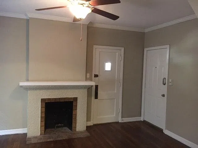 Living area, view 1
