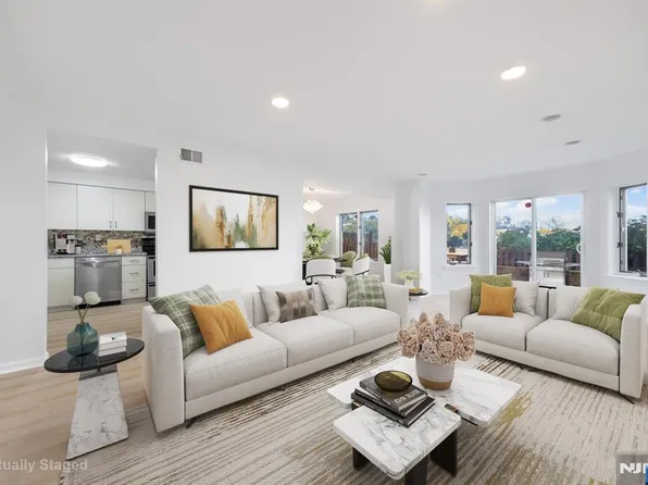 105 Nelson Ct, Edgewater, NJ 07020