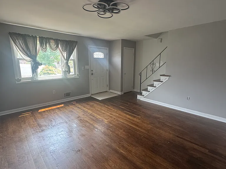 2126 Pitney Rd — Photo 2