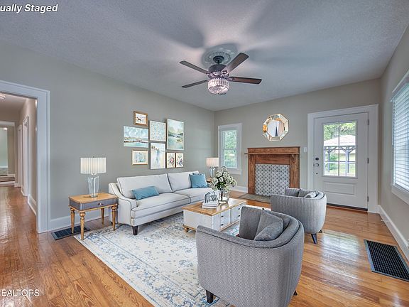 3rd image of 917 Centeroak Dr