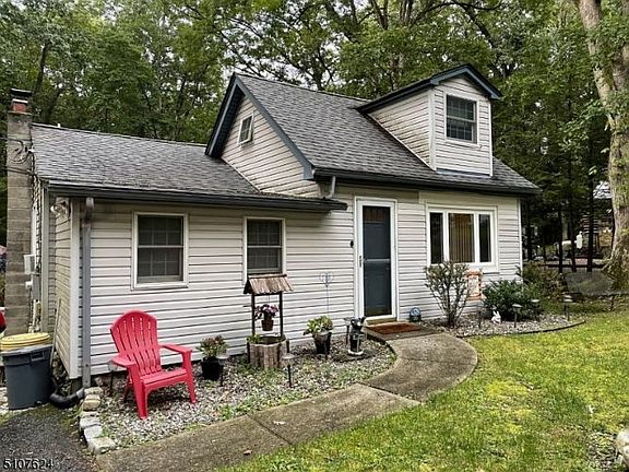 3rd image of 10 Pochuck Dr