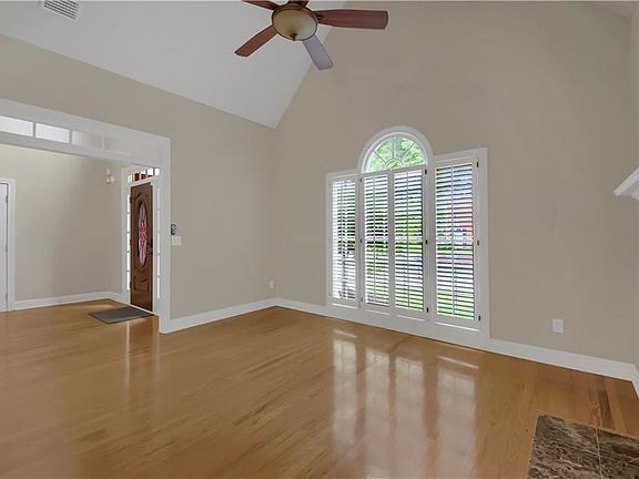 5th image of 312 Declaire Way NE