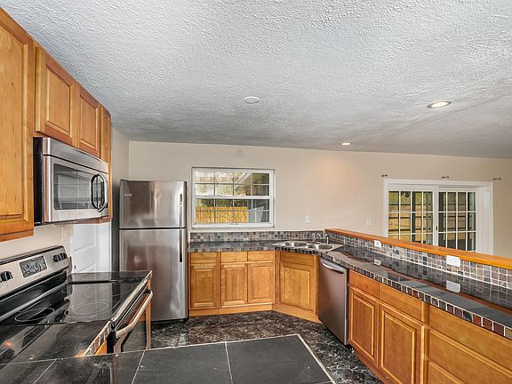 4th image of 185 Eden Ave