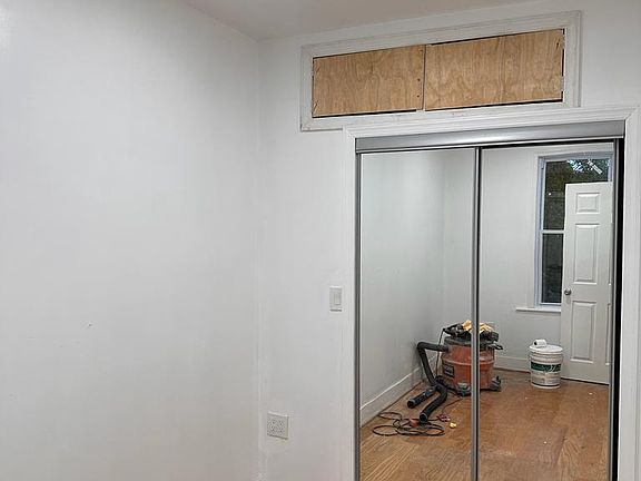 2nd bed room with mirror glass door Walkin closet