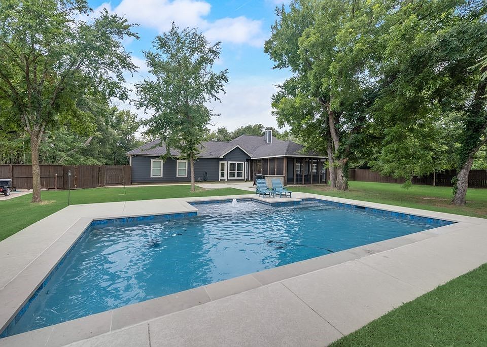 1st image of 733 Waters Edge Dr
