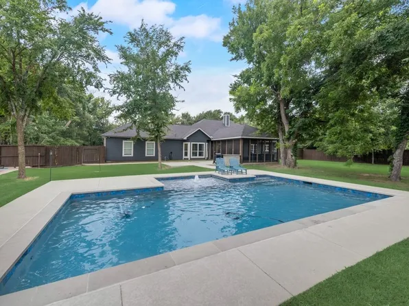 733 Waters Edge Dr, Corsicana, TX 75109