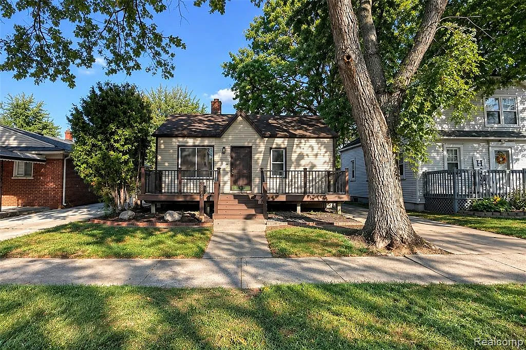 2 bed, 1.0 bath, 770 sqft, $1,700 — Photo 2