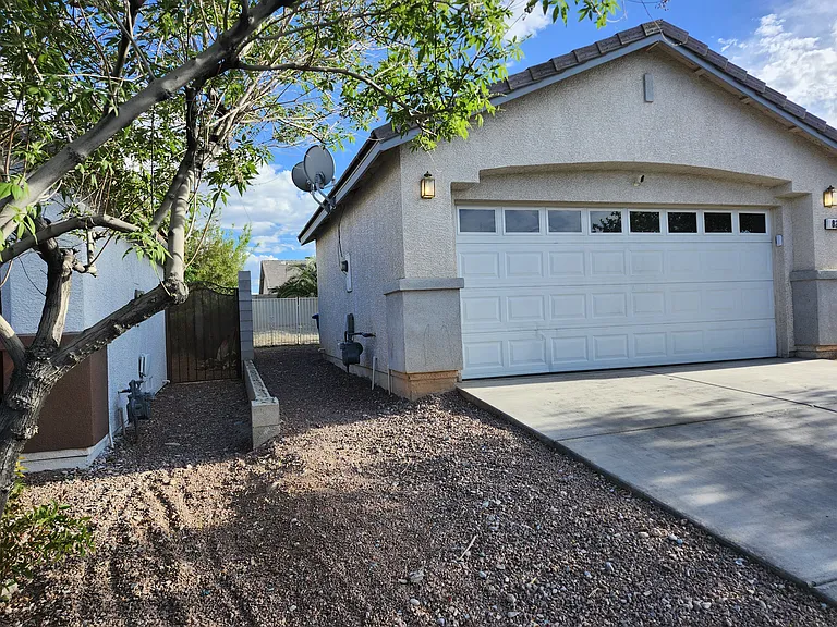 827 Harp Way — Photo 2