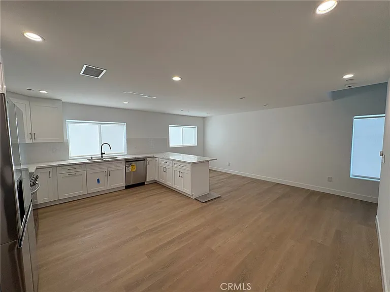 14165 Calvert St — Photo 3