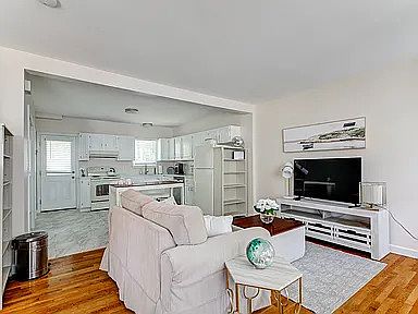 2nd image of 27 Thames St #27
