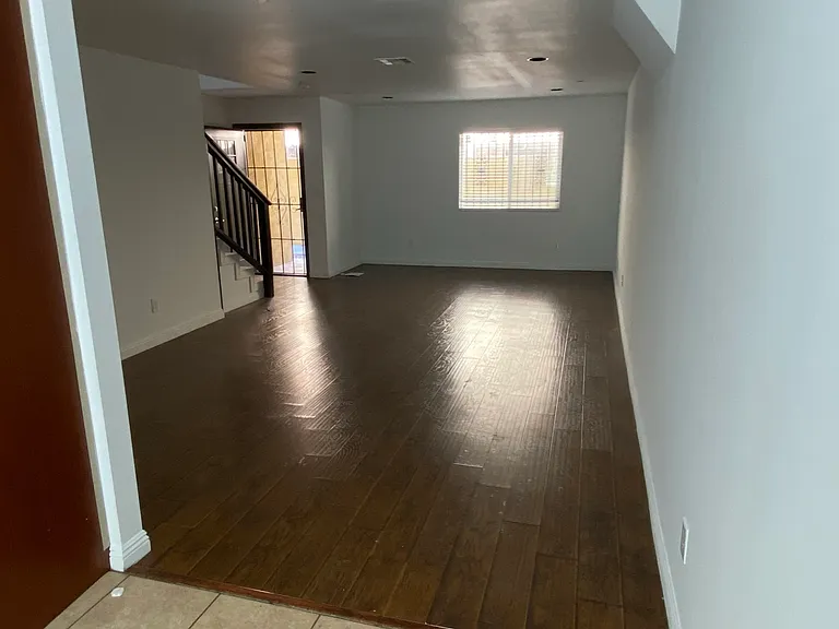 1135 W 39th Pl — Photo 7
