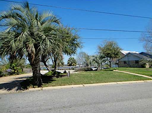 4th image of 949 N Shore Dr