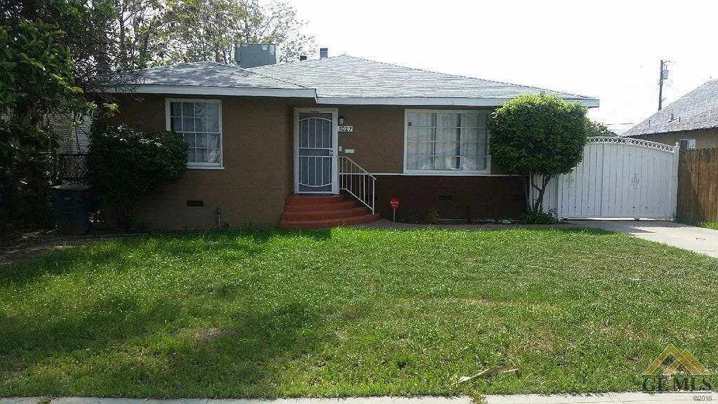 1027 E 18th St photo 1