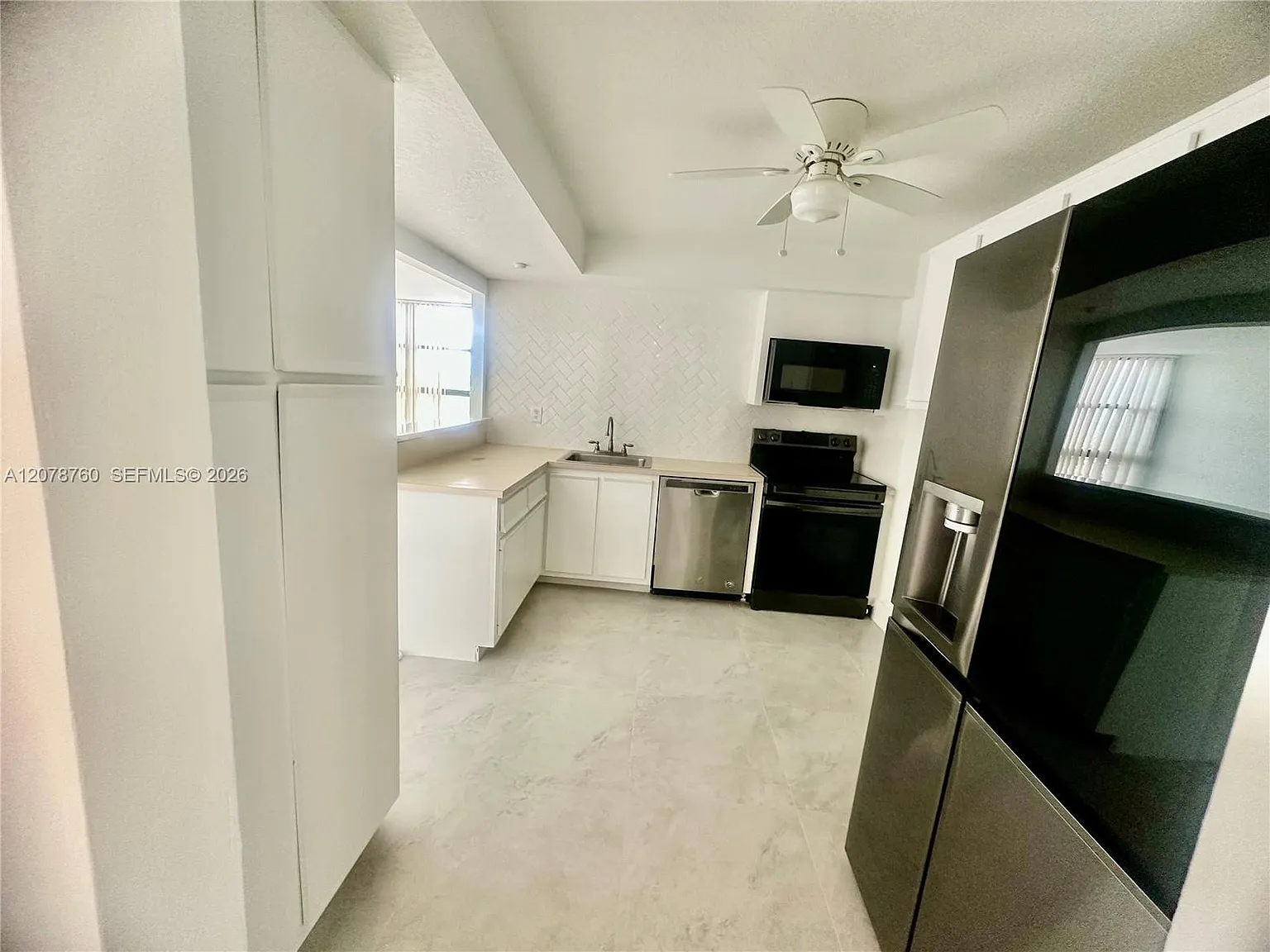 200 Leslie Condo — Photo 4