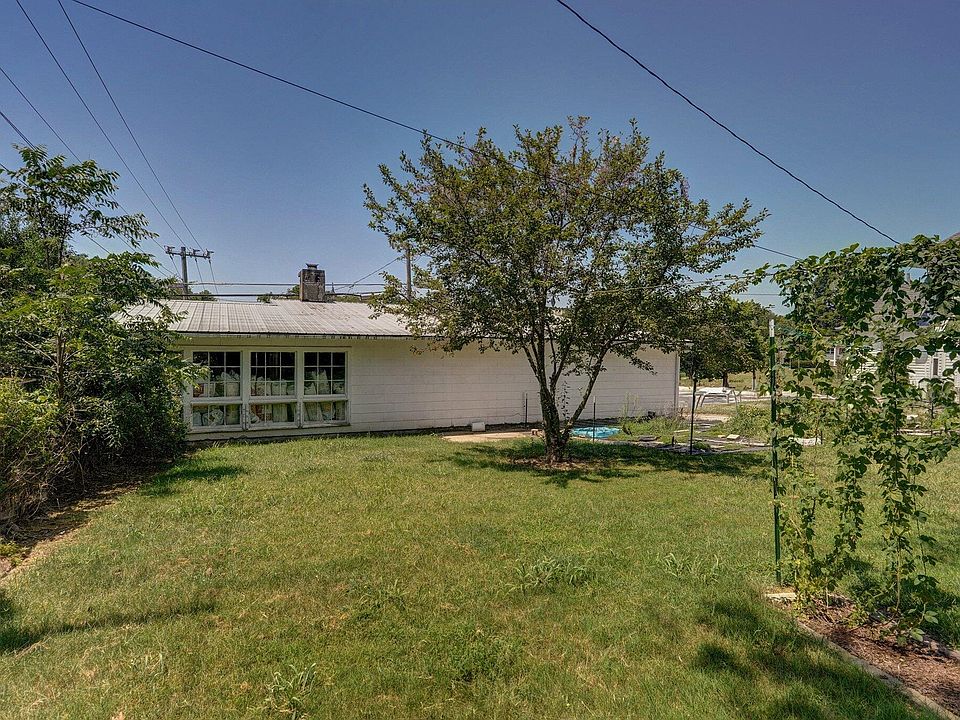 110 N McCanse St-18