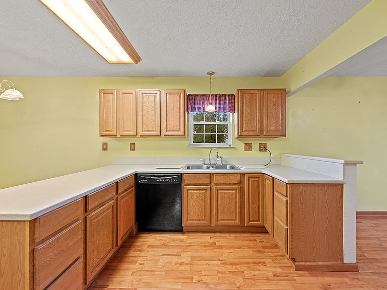 122 Beach Dr — Photo 11