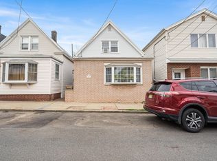 15 Sisson Ct, Bayonne, NJ 07002
