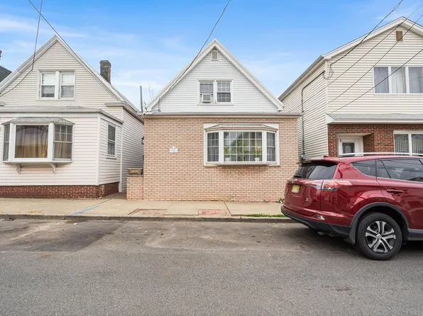 15 Sisson Ct, Bayonne, NJ 07002