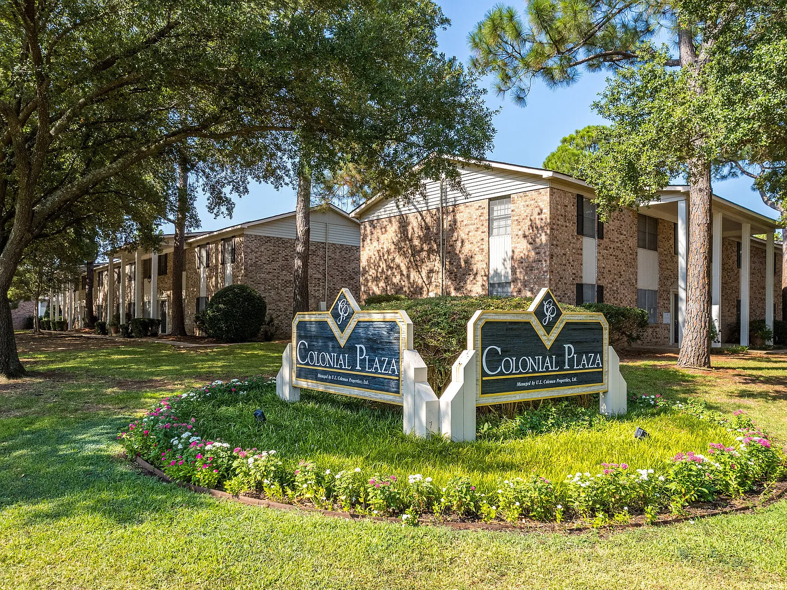 Colonial Plaza Apartments — Photo 3