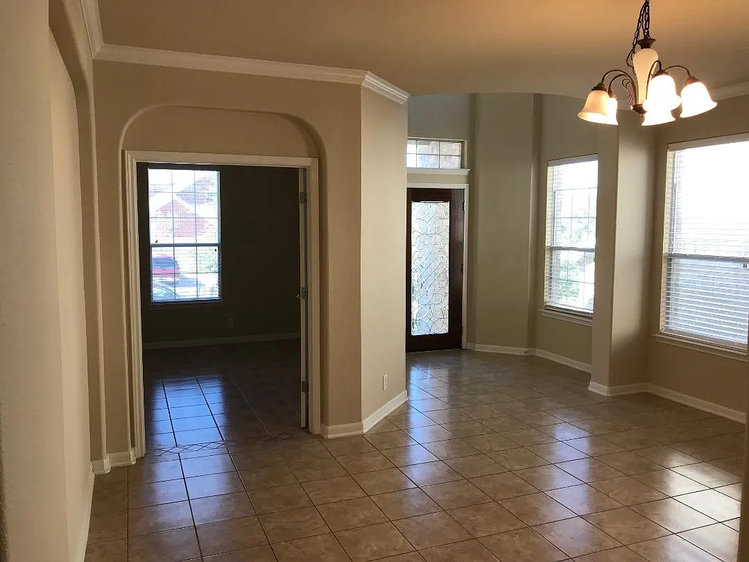 5 bed, 3090 sqft, $2,799 — Photo 2