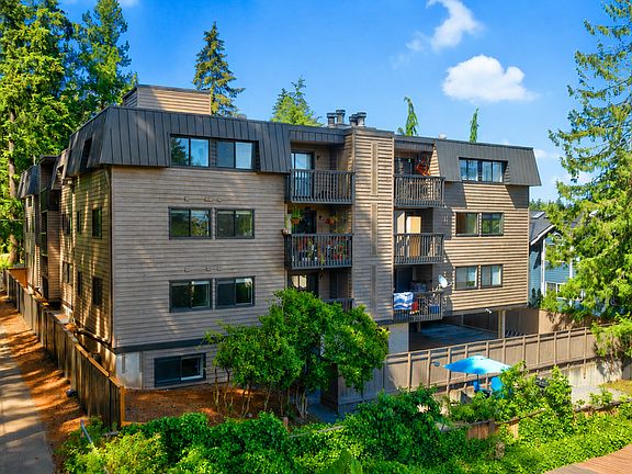 5th image of 1203 NE 135th St APT 302