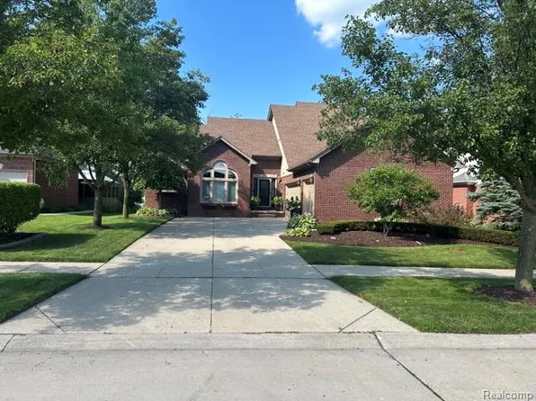 18987 Pine Ln, Macomb, MI 48042