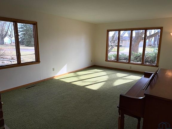 5th image of 1090 Valley View Dr