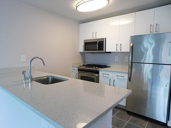 3rd image of 34 Berry St #4I
