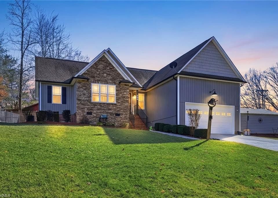 1st image of 804 Montgomery Ct