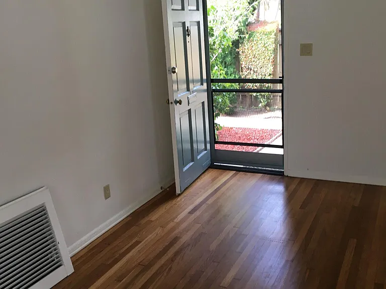 2407 Oak St — Photo 5