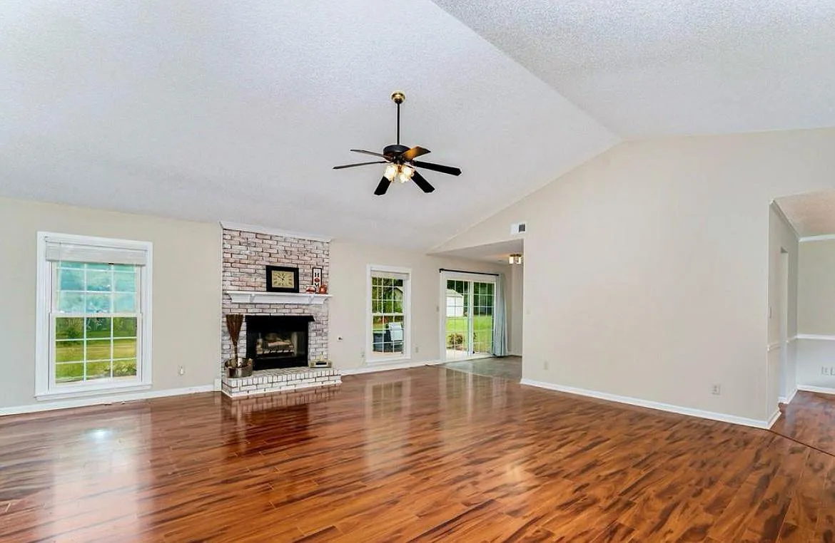 3 bed, 1917 sqft, $2,199 — Photo 4