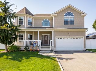 9 Bluebird Dr, Syosset, NY 11791