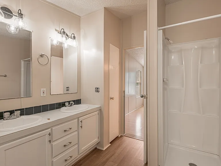 1323 Avenue E — Photo 14