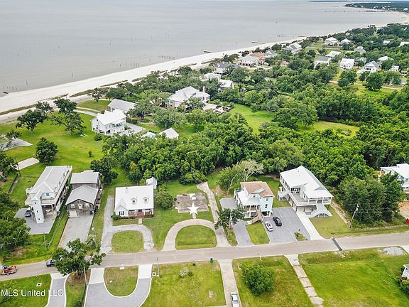 3rd image of 112 Bay Oaks Dr