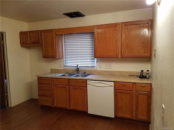 2nd image of 2615 Park Dr
