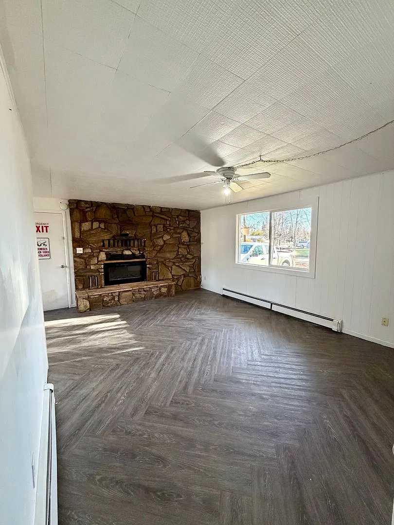 Spacious 6-Bedroom Home with In-Law Layout in Aurora Subdivision — Photo 4