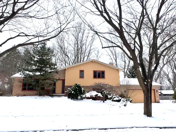 204 Hunters Rdg, Midland, MI 48640