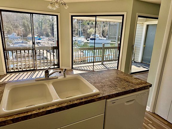 5th image of 270 Shoreline Dr