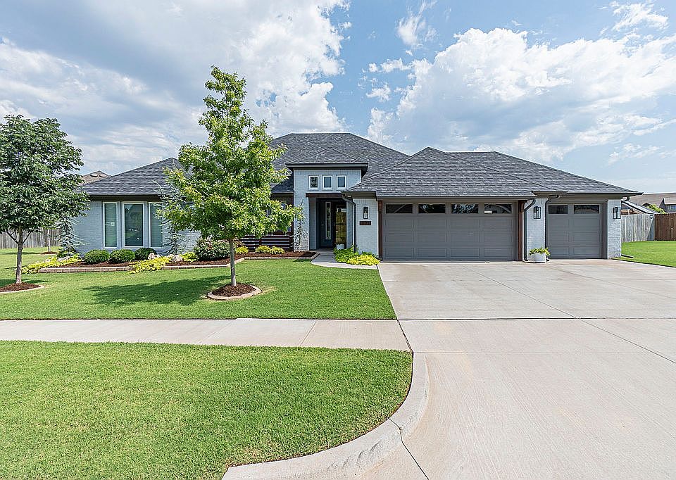 1st image of 221 Bulverde Dr