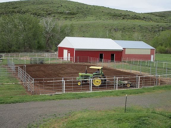 5 stall barn enclosed arena 