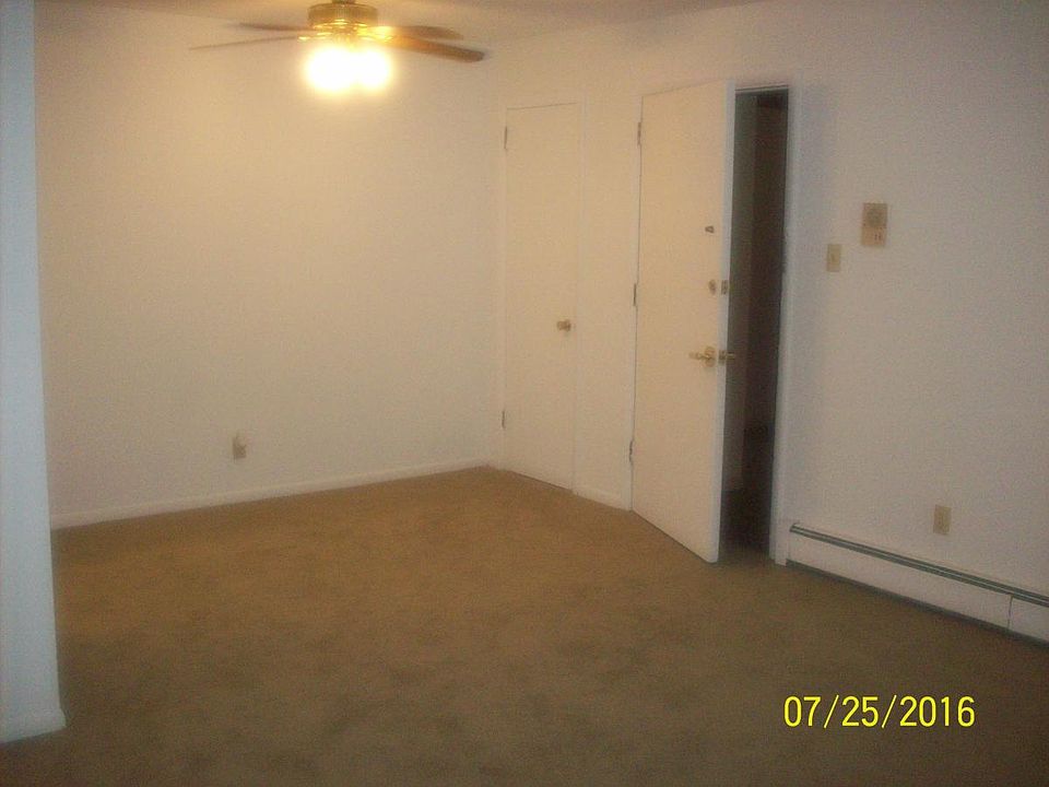 entry way/dining room