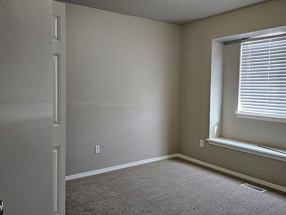 4th image of 953 NE Wolfsburg Ave