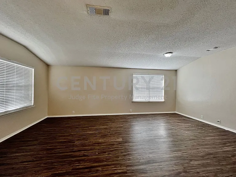 1901 Berkeley Dr — Photo 6