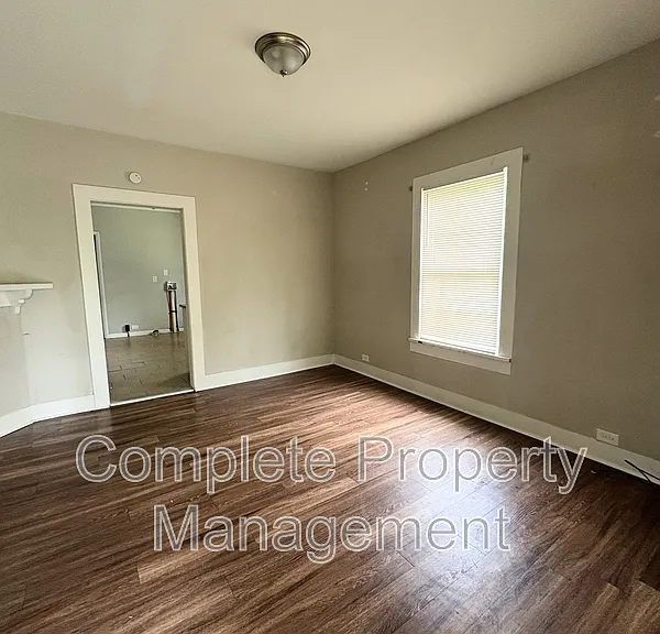 704 Avenue I — Photo 2