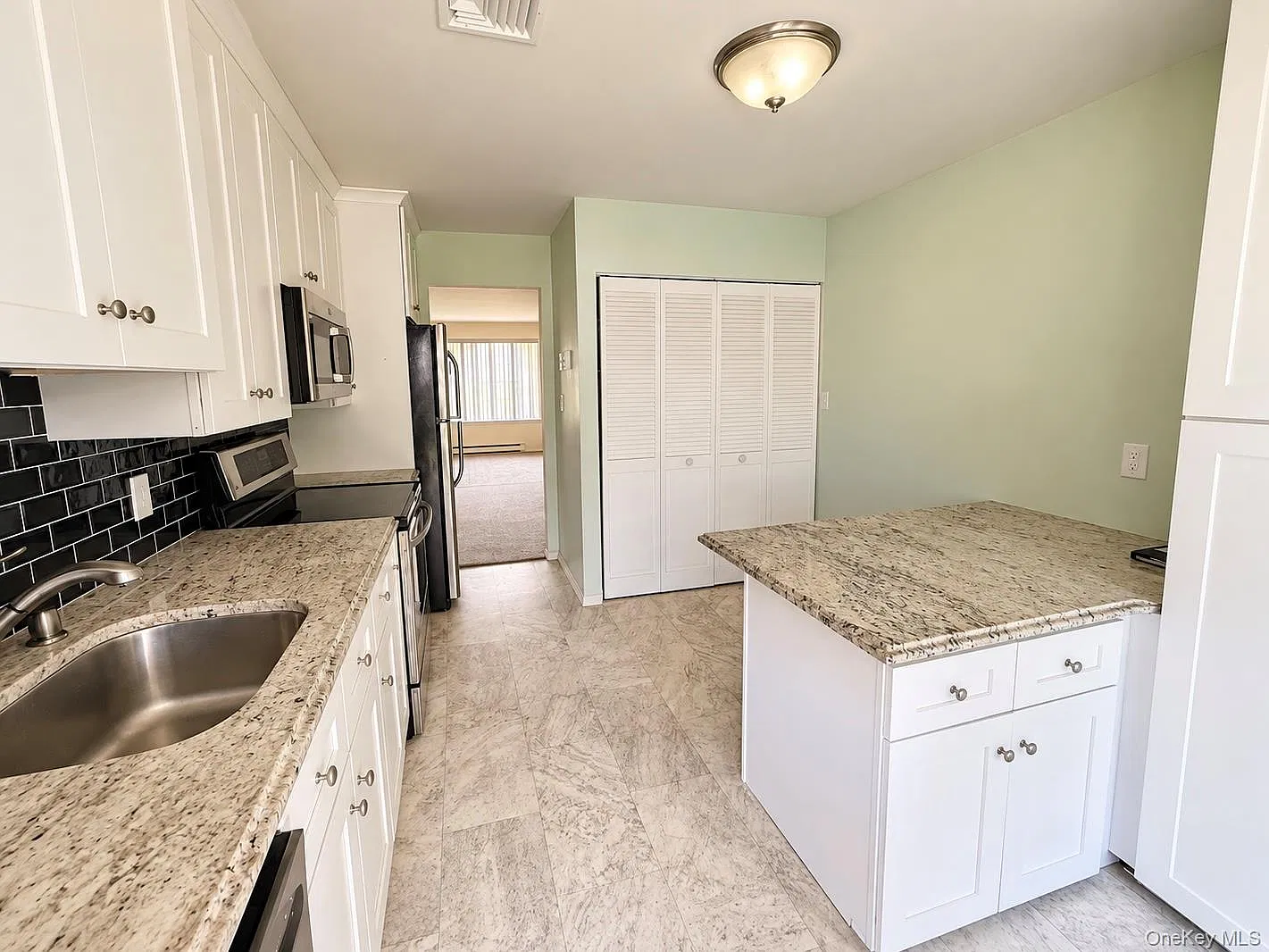 1 bed, 1.0 bath, 748 sqft, $2,300 — Photo 4