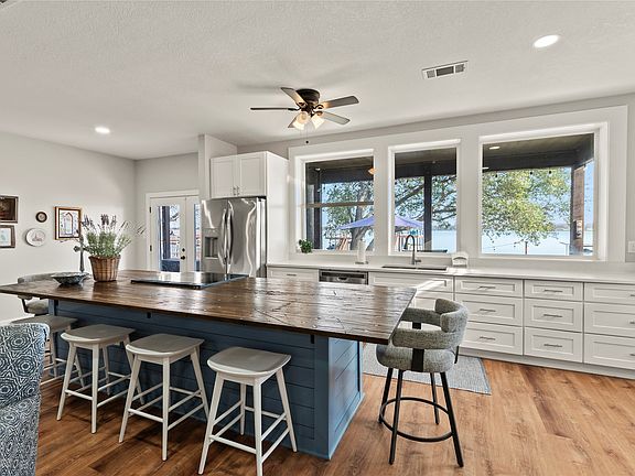 2nd image of 226 Palisade Loop